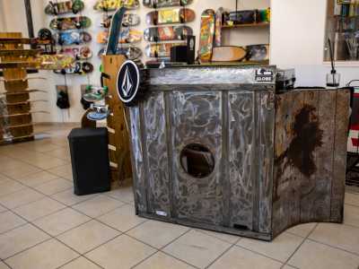 In pi�, accanto al bancone, si apre anche una piccola area...